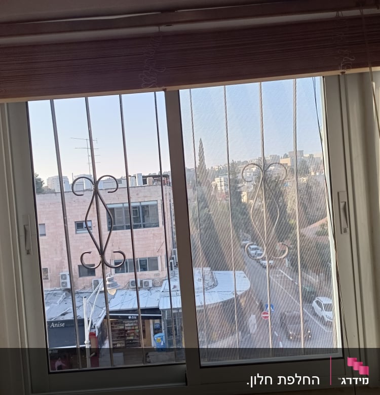 חלון אלומיניום עם סורגים דקורטיביים